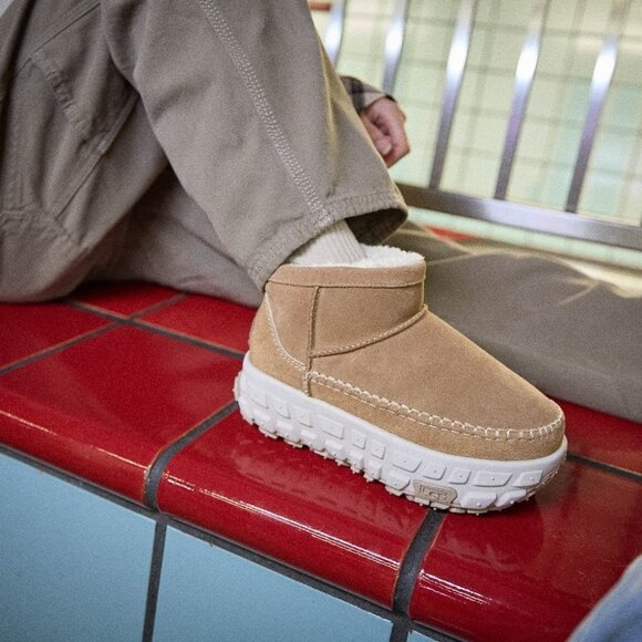 UGG All-Gender Venture Daze Ultra Mini Boot - Chestnut Mens: 9 Womens: 10 NWOB - Picture 2 of 5